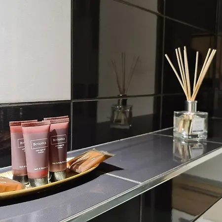 Zara & Pedro Studio In City Center Apartment *